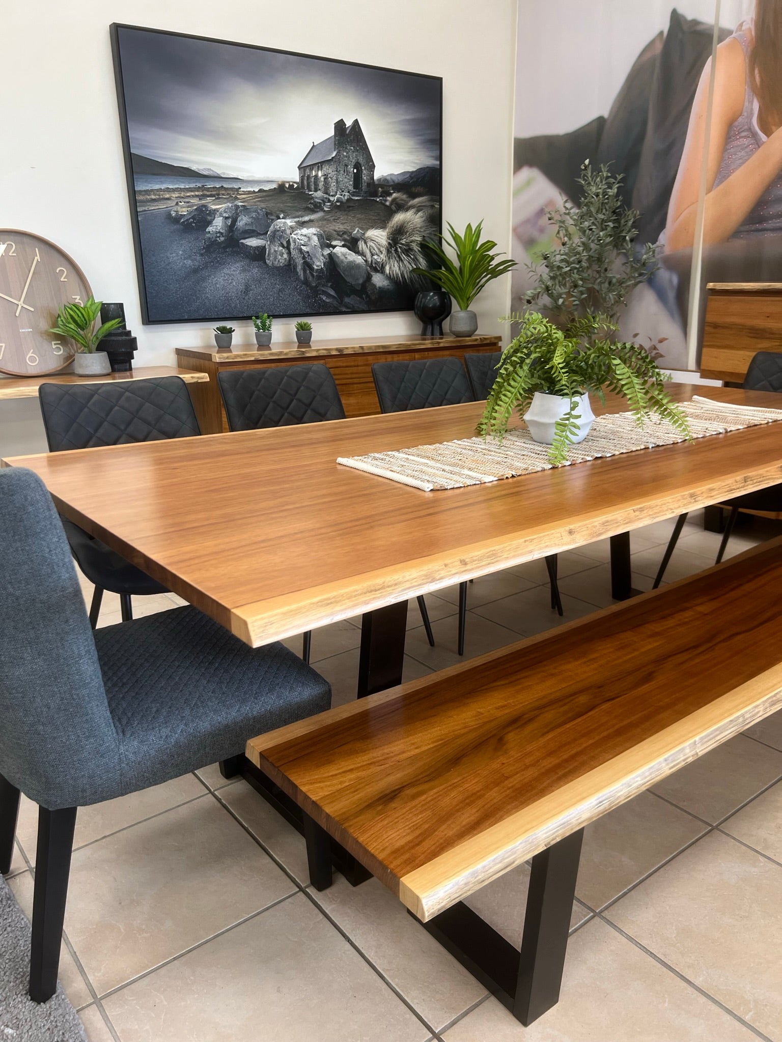 "Dining in Style: How to Select the Perfect Dining Table Set"