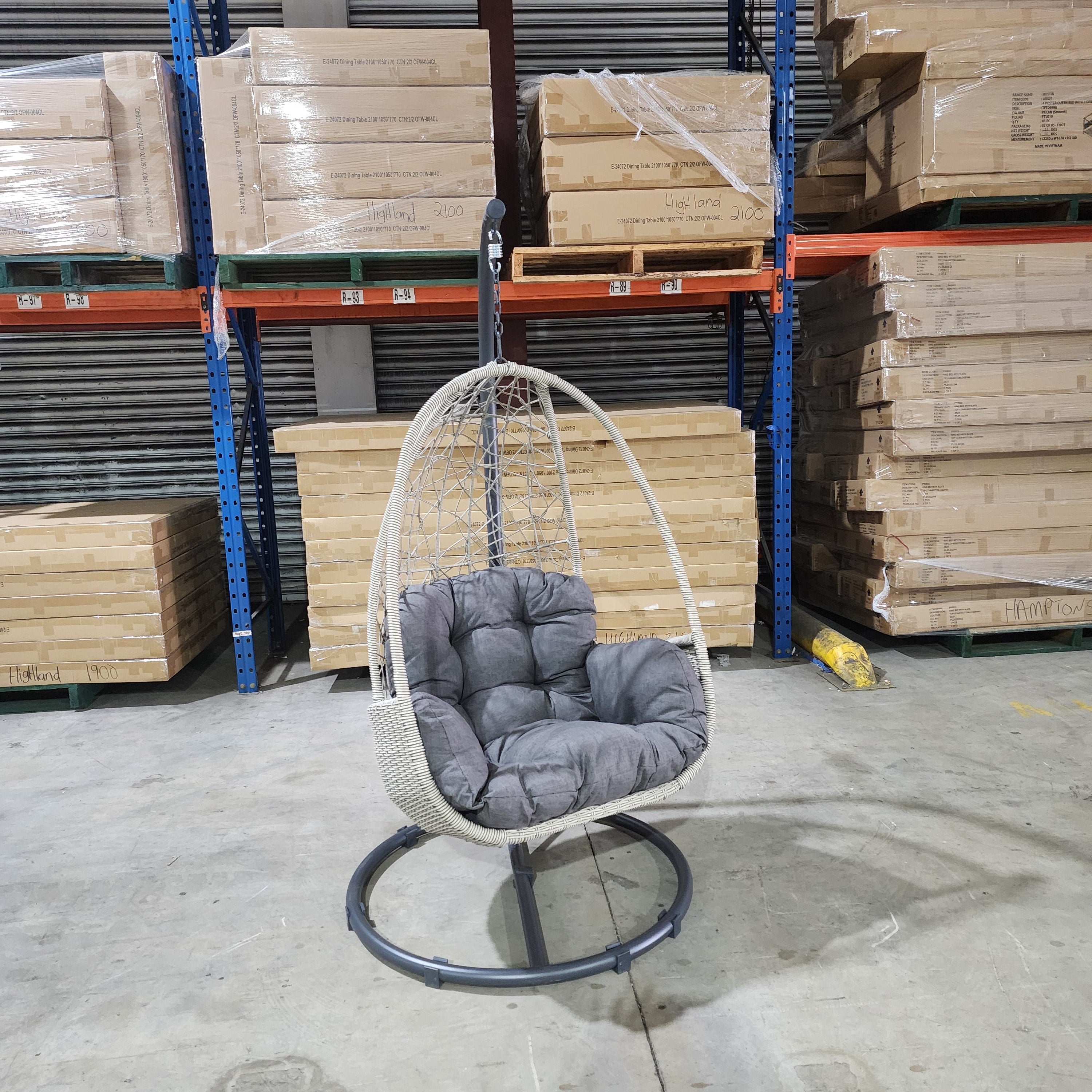 Palma out door egg hanging chair 26175